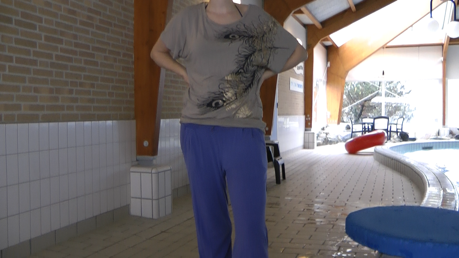 Nicki im Schwimmbad 2