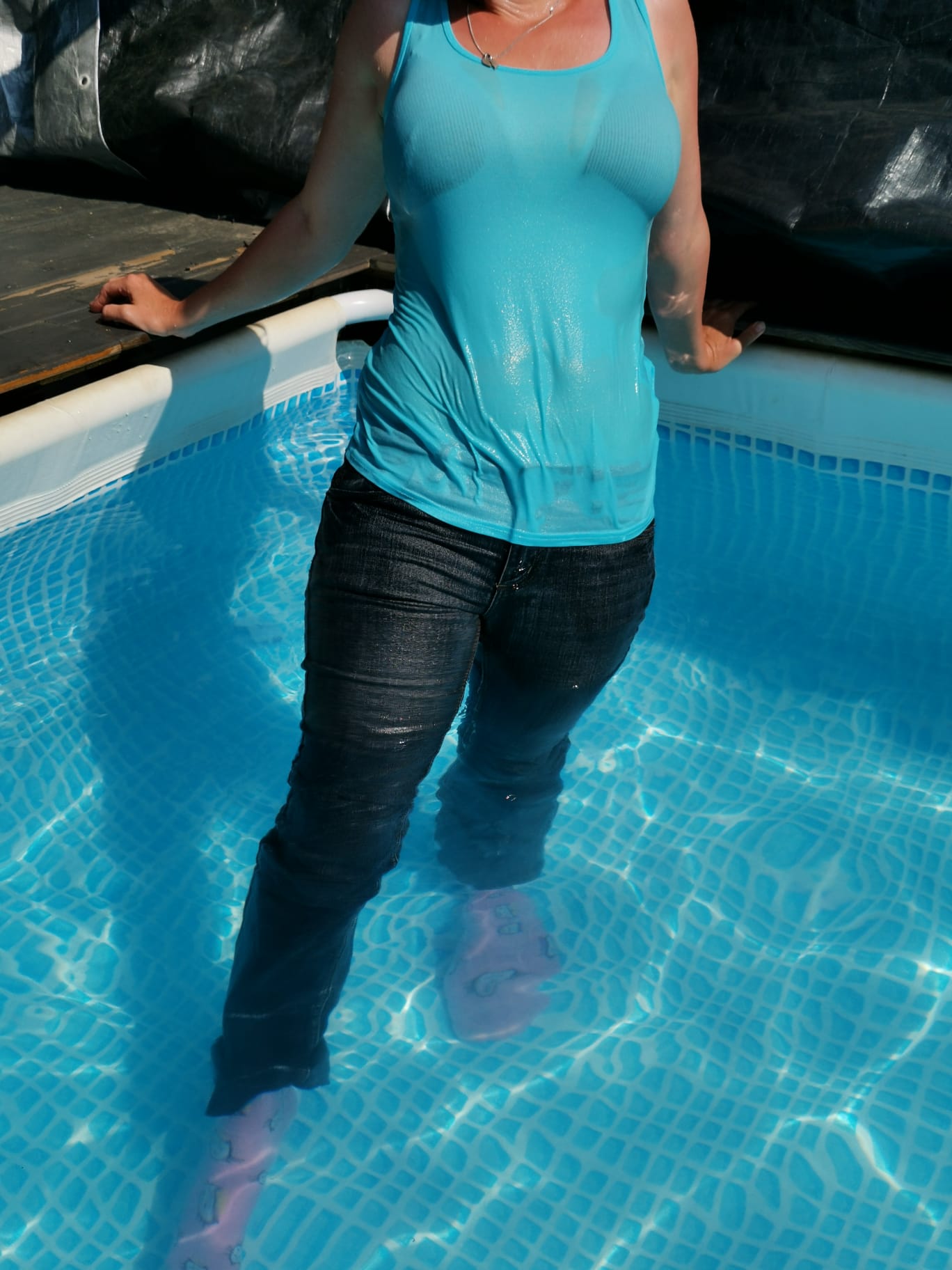 Mit Jeans im Pool