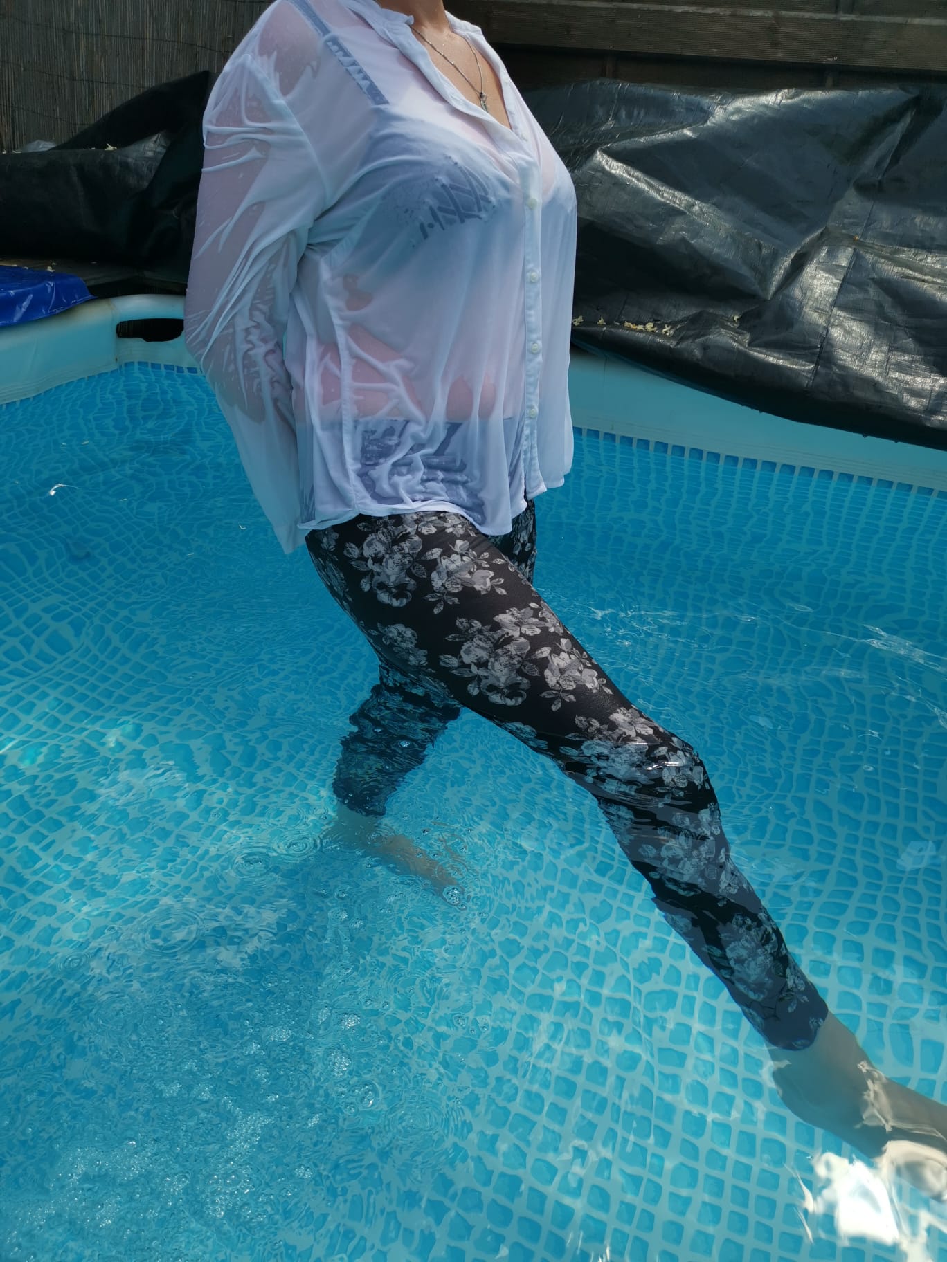 Musterleggins im Pool